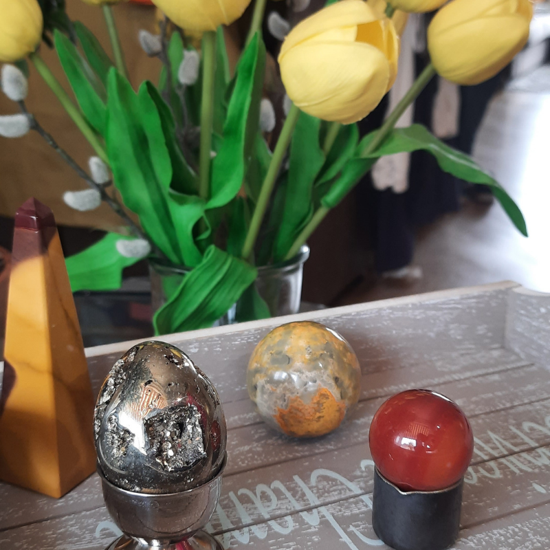Pyrite, carnelian, Bumblebee on a tray